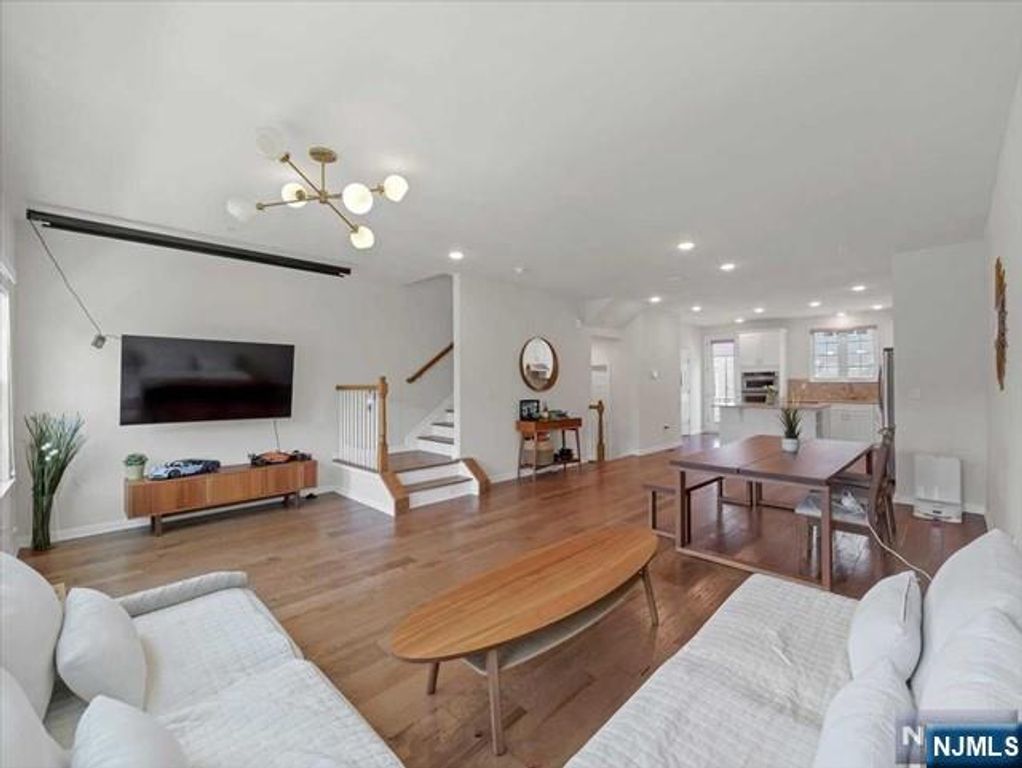 12 Litchfield Lane, Fair Lawn, NJ 07410