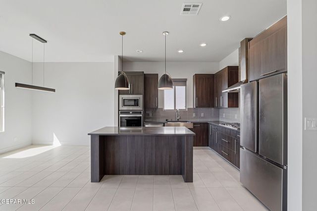 7372 MULE TEAM Drive, El Paso, TX 79911