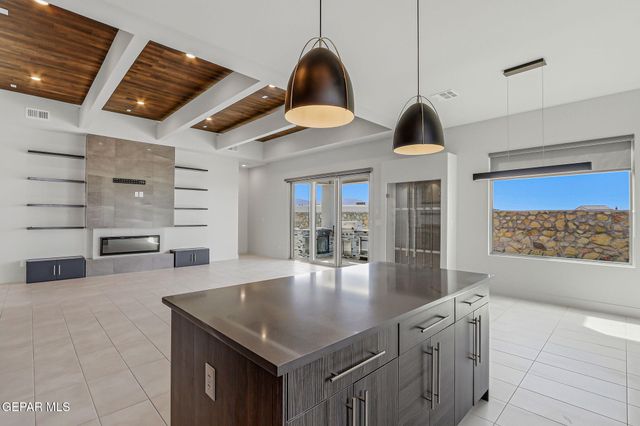 7372 MULE TEAM Drive, El Paso, TX 79911