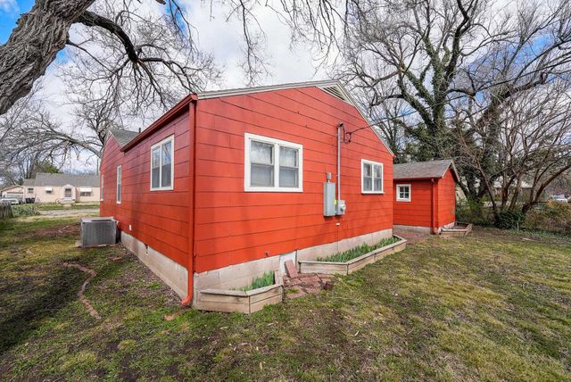 1405 W Edgemoor Dr, El Dorado, KS 67042