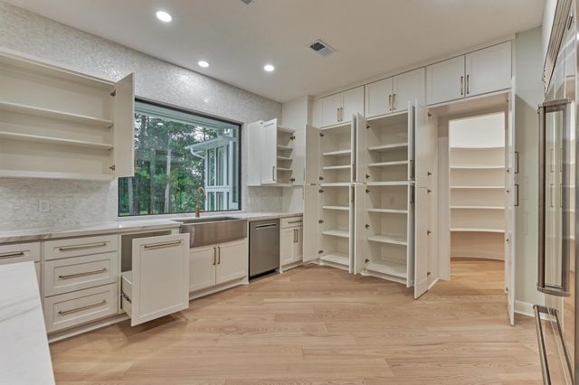 24 Autumn Crescent, The Woodlands, TX 77381