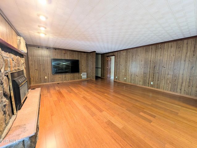 218 Northeast 7th Street, Norton, VA 24273