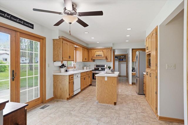 8715 Halverson ROAD, Waterford, WI 53185