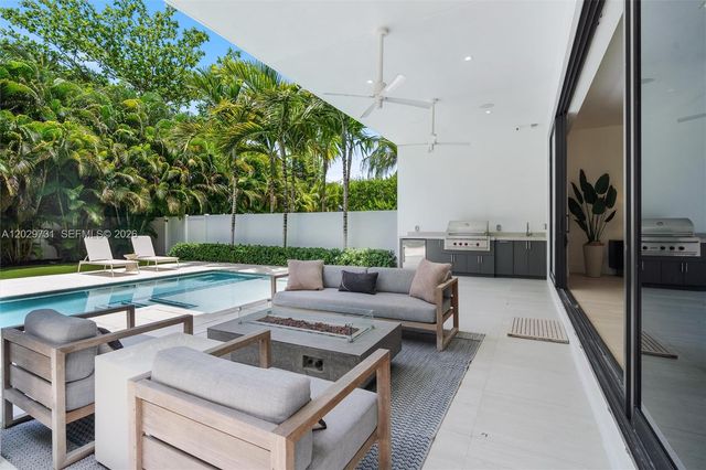 907 Witherspoon Ln, Delray Beach, FL 33483