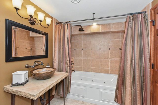 S43W34465 Forest COURT, Dousman, WI 53118
