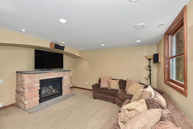 S43W34465 Forest COURT, Dousman, WI 53118