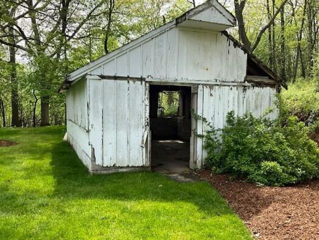S43W34465 Forest COURT, Dousman, WI 53118