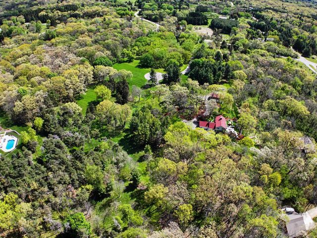 S43W34465 Forest COURT, Dousman, WI 53118