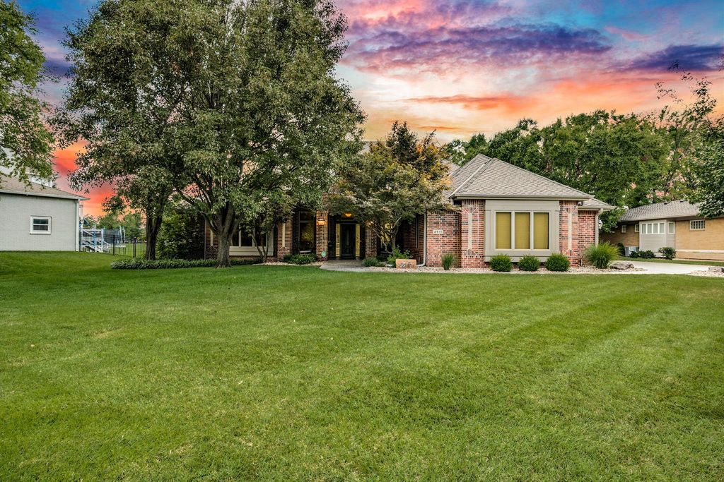 2511 N Lake Ridge Cir, Wichita, KS 67205