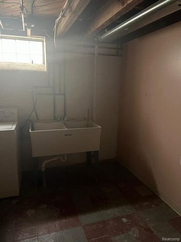 23812 Buckingham Street, Dearborn, MI 48128