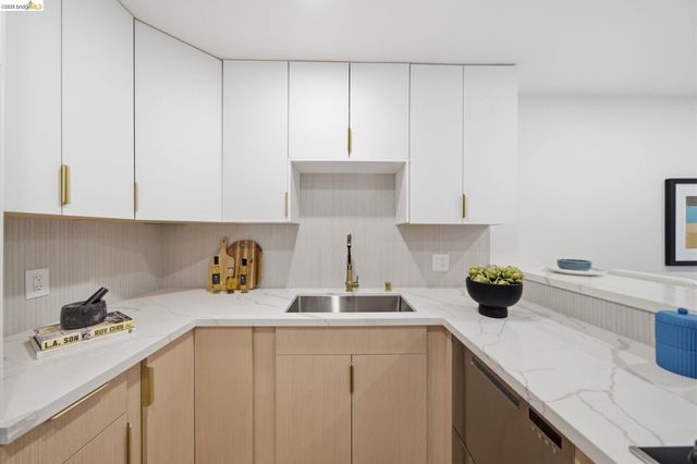 6334 Doran Dr, Oakland, CA 94611