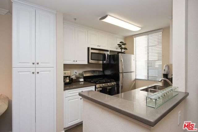 7320 Hawthorn Avenue 213, Los Angeles, CA 90046