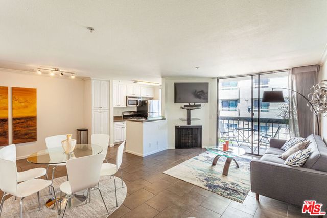 7320 Hawthorn Avenue 213, Los Angeles, CA 90046