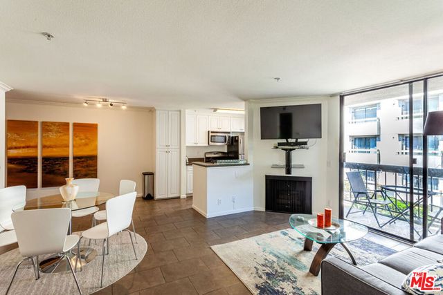 7320 Hawthorn Avenue 213, Los Angeles, CA 90046