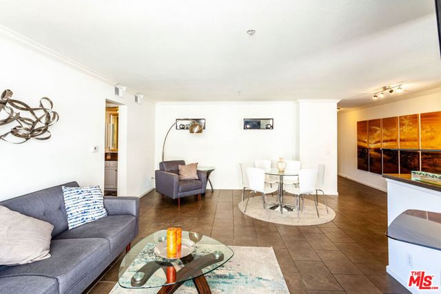 7320 Hawthorn Avenue 213, Los Angeles, CA 90046