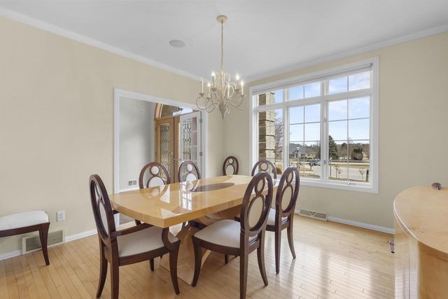 910 KINGS POINT COURT, Hobart, WI 54155