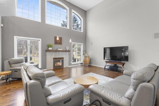 910 KINGS POINT COURT, Hobart, WI 54155