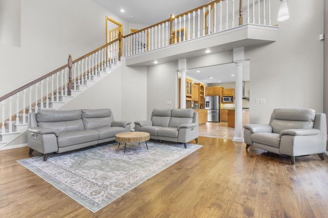 910 KINGS POINT COURT, Hobart, WI 54155