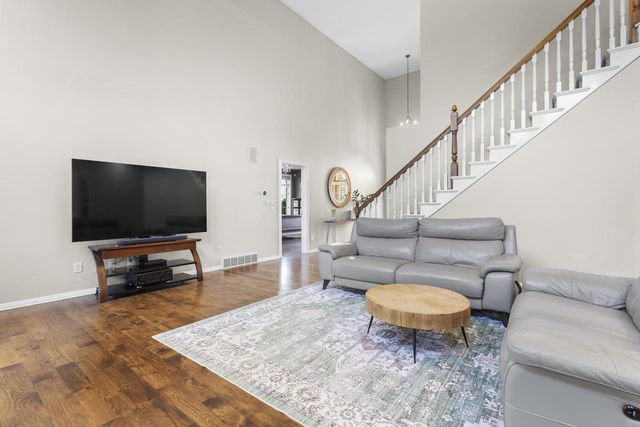 910 KINGS POINT COURT, Hobart, WI 54155