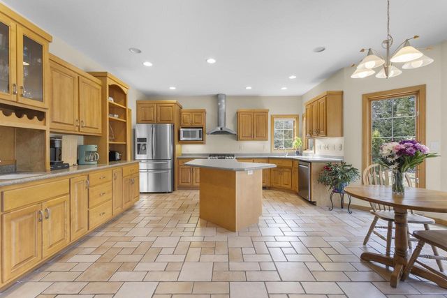 910 KINGS POINT COURT, Hobart, WI 54155