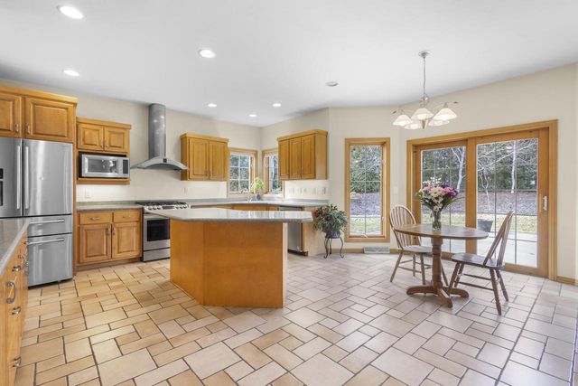 910 KINGS POINT COURT, Hobart, WI 54155