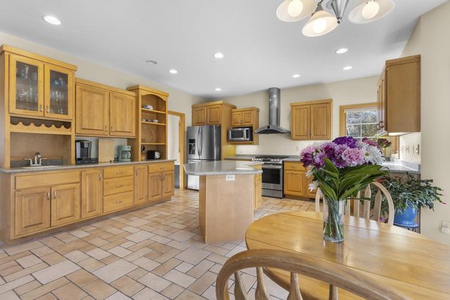 910 KINGS POINT COURT, Hobart, WI 54155