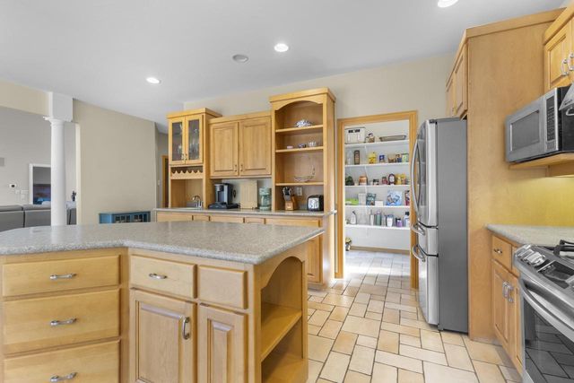 910 KINGS POINT COURT, Hobart, WI 54155