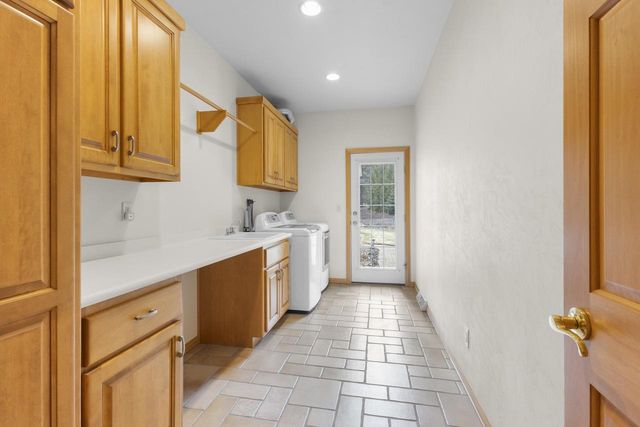 910 KINGS POINT COURT, Hobart, WI 54155