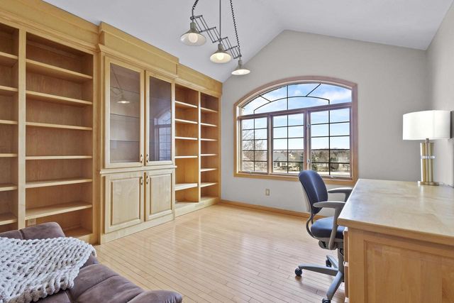 910 KINGS POINT COURT, Hobart, WI 54155