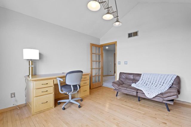 910 KINGS POINT COURT, Hobart, WI 54155