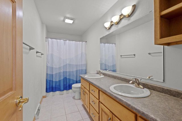 910 KINGS POINT COURT, Hobart, WI 54155