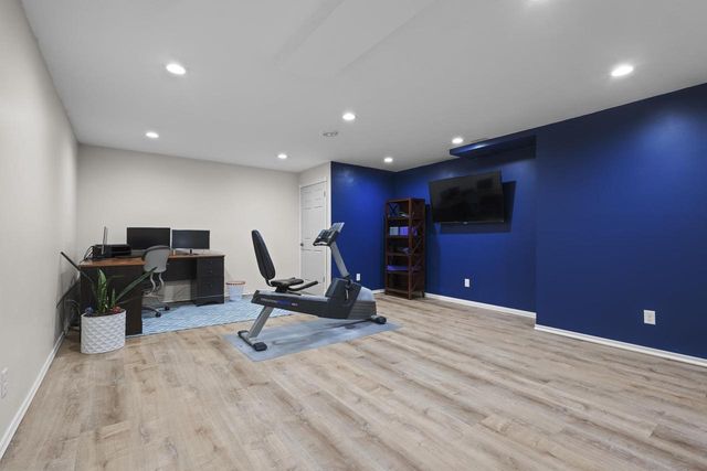 910 KINGS POINT COURT, Hobart, WI 54155