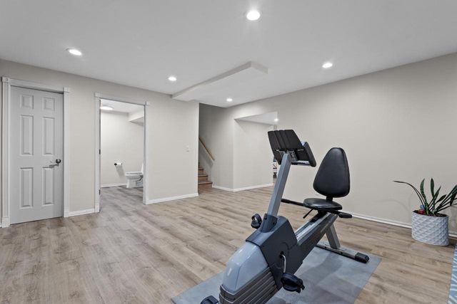 910 KINGS POINT COURT, Hobart, WI 54155