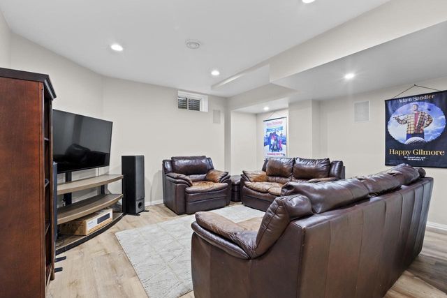 910 KINGS POINT COURT, Hobart, WI 54155