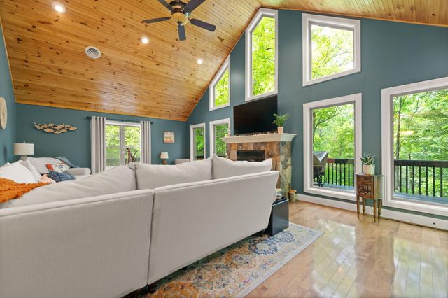 316 Wood View Drive, East Bernstadt, KY 40729
