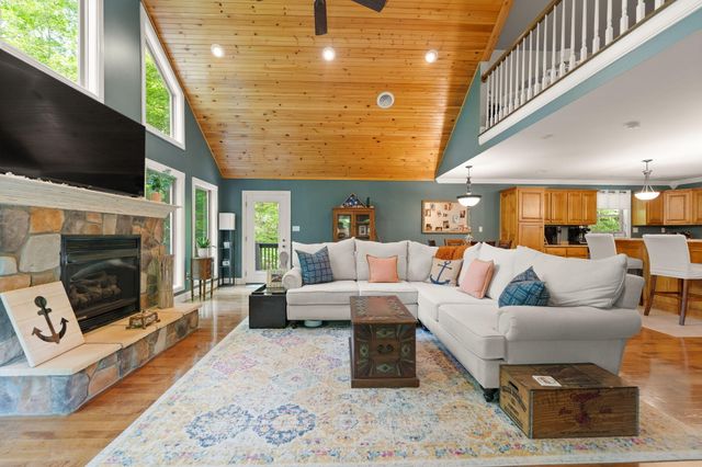 316 Wood View Drive, East Bernstadt, KY 40729