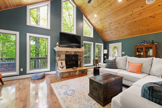 316 Wood View Drive, East Bernstadt, KY 40729