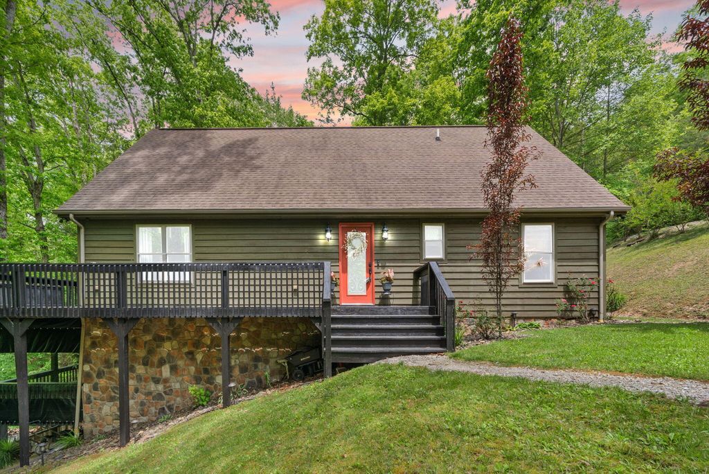 316 Wood View Drive, East Bernstadt, KY 40729