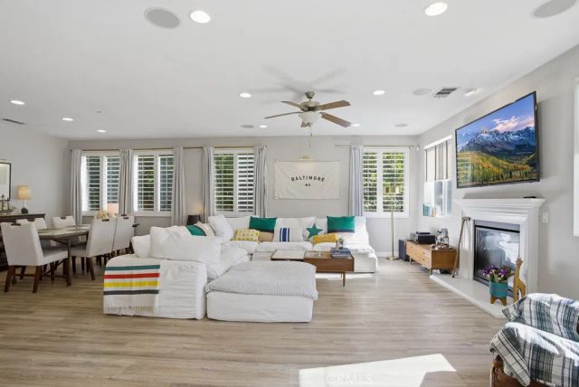 22458 Plantation Court, Saugus, CA 91350