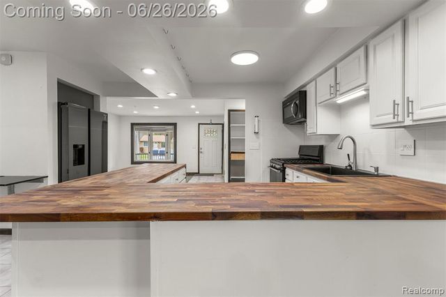 2168 Garry Drive, Troy, MI 48083