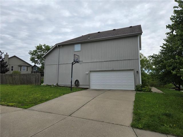 2128 SW British Drive, Lee's Summit, MO 64081