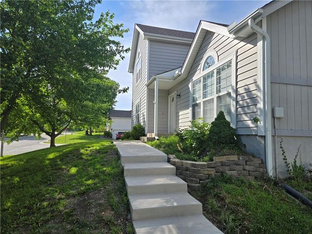2128 SW British Drive, Lee's Summit, MO 64081