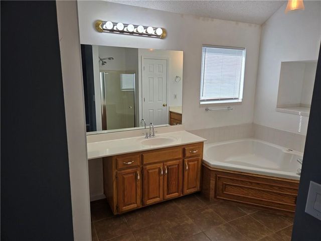 2128 SW British Drive, Lee's Summit, MO 64081