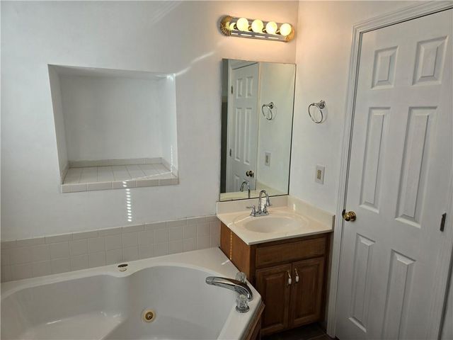 2128 SW British Drive, Lee's Summit, MO 64081