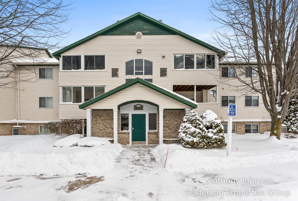 5827 Crosswinds Drive 22, Norton Shores City, MI 49444