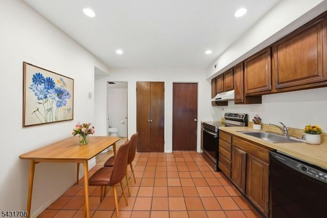 490 Auten Rd 4C, Hillsborough Twp., NJ 08844