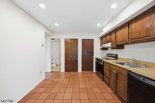 490 Auten Rd 4C, Hillsborough Twp., NJ 08844
