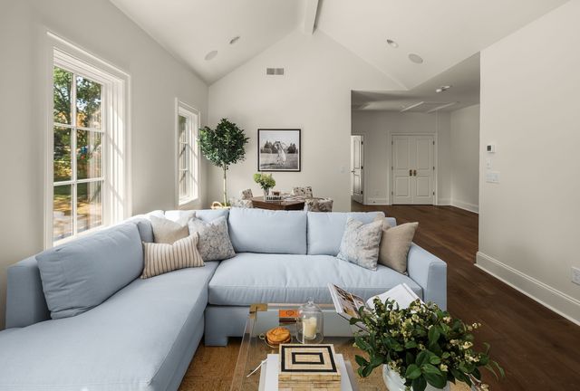 6137 Bresslyn Rd, Nashville, TN 37205