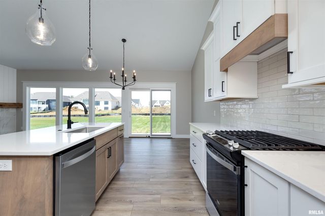 11 Viola Drive, Le Claire, IA 52753