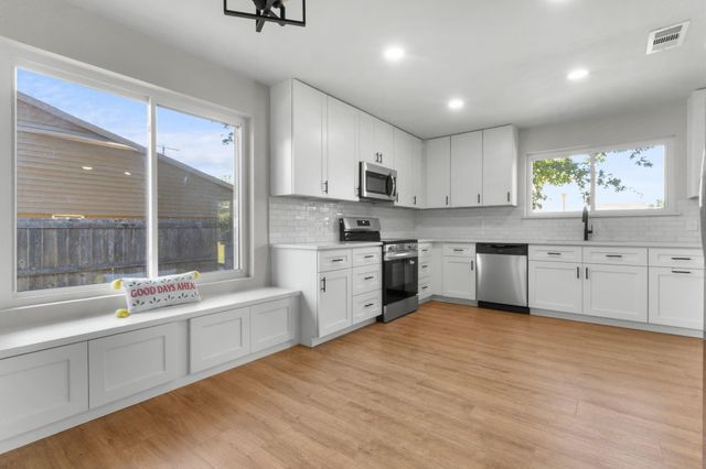 414 Hallmark Drive, Arlington, TX 76011